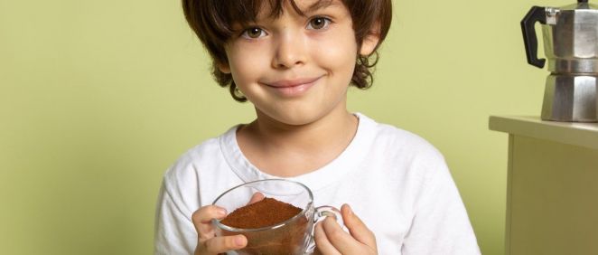 Niño con una taza de cacao en polvo (Foto. Freepik)