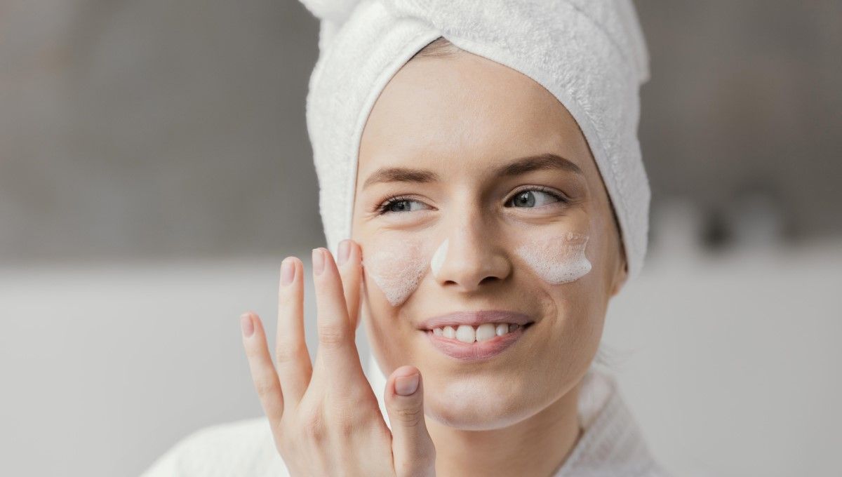 Mujer aplicando una crema facial en su rostro (Foto. Freepik)