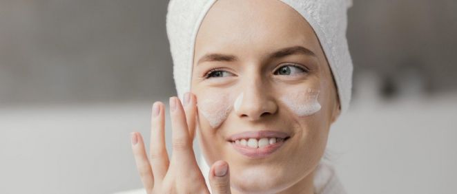 Mujer aplicando una crema facial en su rostro (Foto. Freepik)