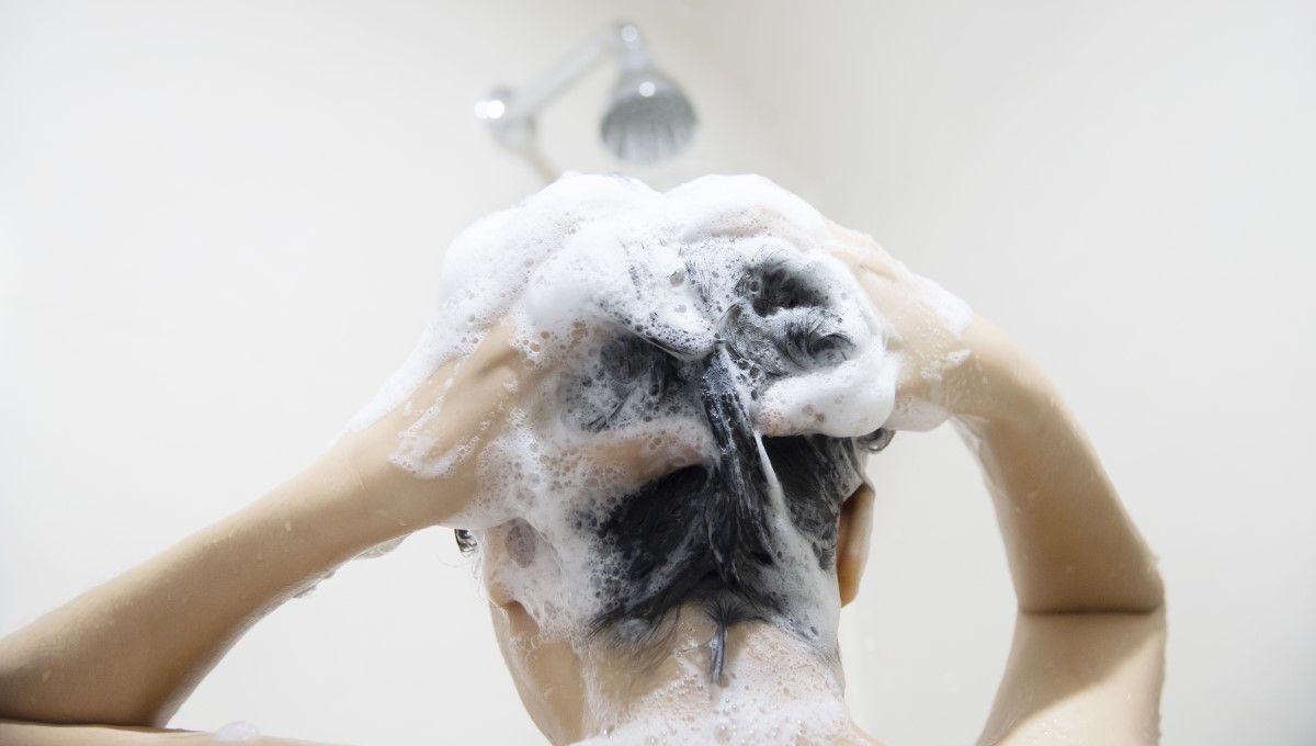 Mujer lavando su cabello en la ducha (Foto. Freepik)
