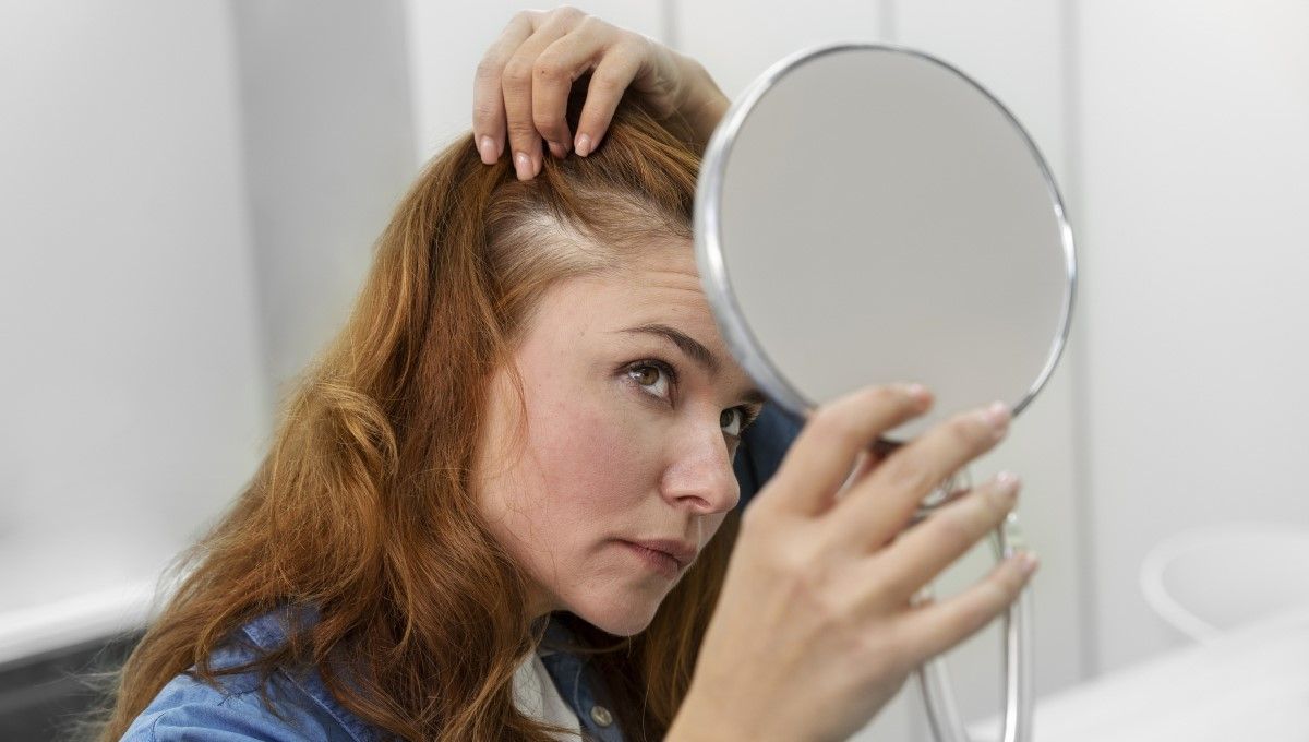 Mujer revisando su cuero cabelludo (Foto. Freepik)