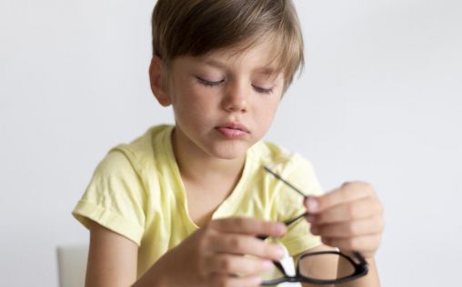 ¿Cómo saber si un niño tiene mala visión? Señales de que tu hijo está forzando la vista