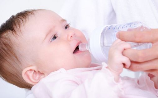 ¿Cuándo puedo darle agua a mi bebé? Pediatra responde