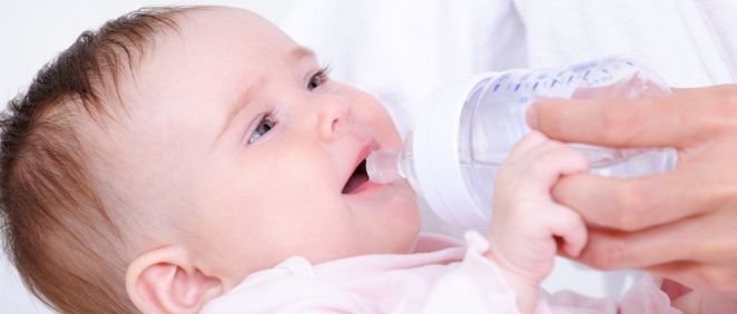 Bebé bebiendo agua de un biberón (Foto. Freepik)