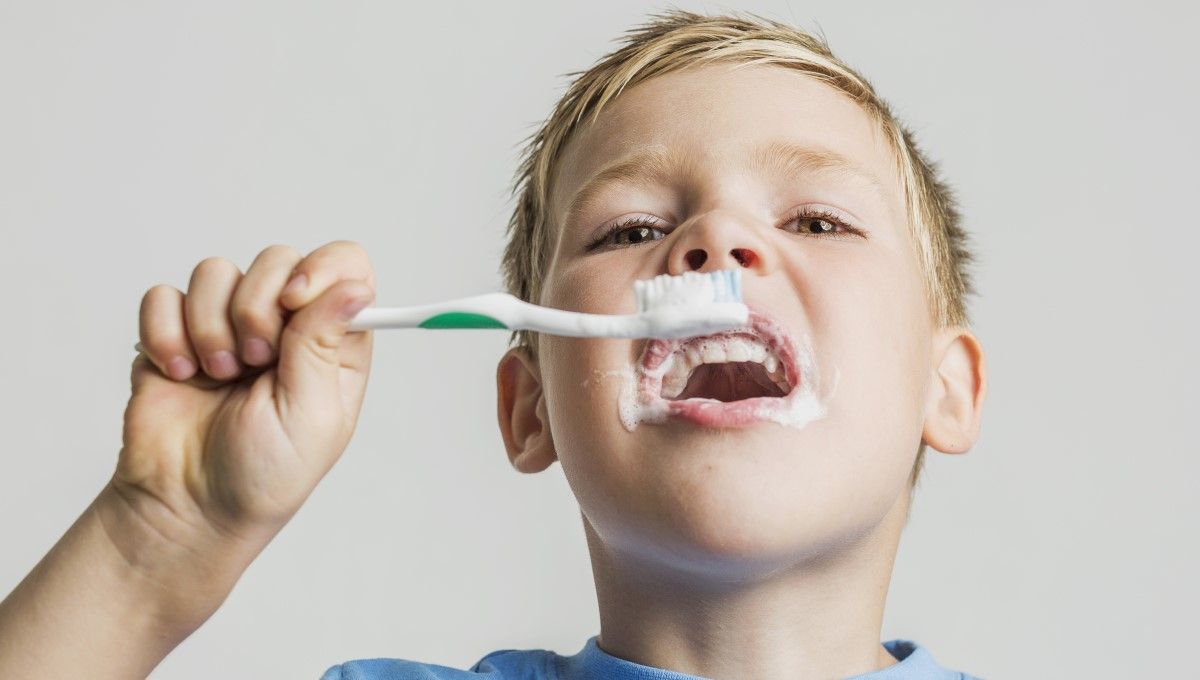 Niño cepillando sus dientes (Foto. Freepik)