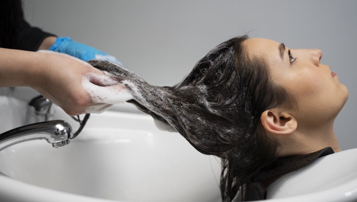 Mujer lavando su cabello en la peluquería (Foto. Freepik)