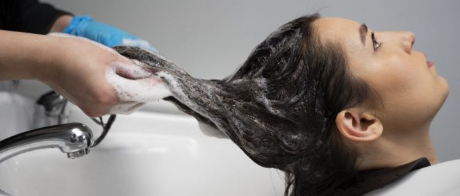 Mujer lavando su cabello en la peluquería (Foto. Freepik)