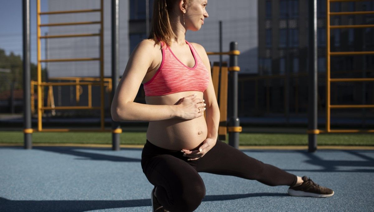 Mujer embarazada haciendo deporte (Foto. Freepik)