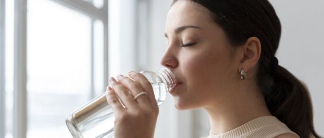 Mujer bebiendo agua (Foto. Freepik)