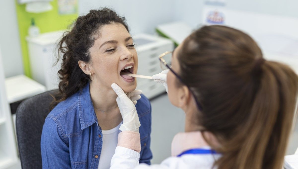 Doctora examinando la boca de una paciente (Foto. Freepik)