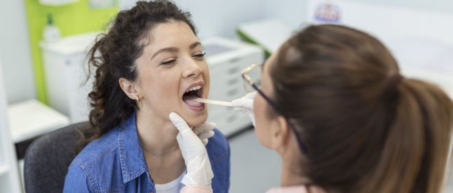 Doctora examinando la boca de una paciente (Foto. Freepik)