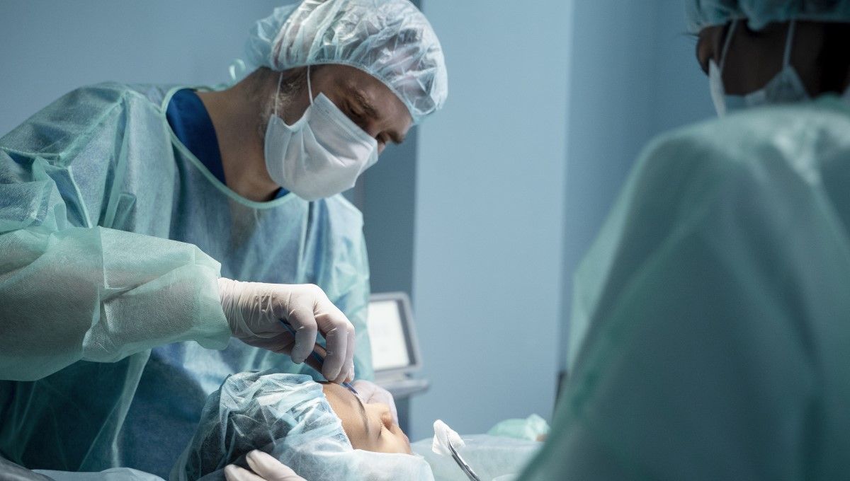 Doctores realizando una rinoplastia (Foto. Freepik)