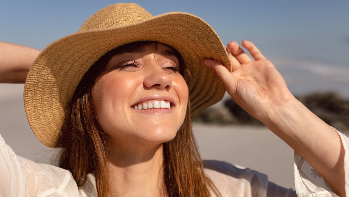 Mujer protegiéndose del sol con un sombrero para cuidar el exposoma (Foto. Freepik)