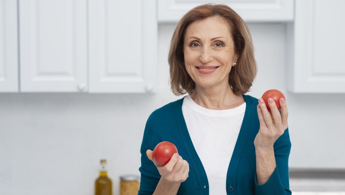 Mujer en etapa de menopausia sosteniendo unos tomates (Foto. Freepik)