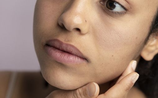 Cinco trucos para disimular los poros abiertos de la mano de una maquilladora