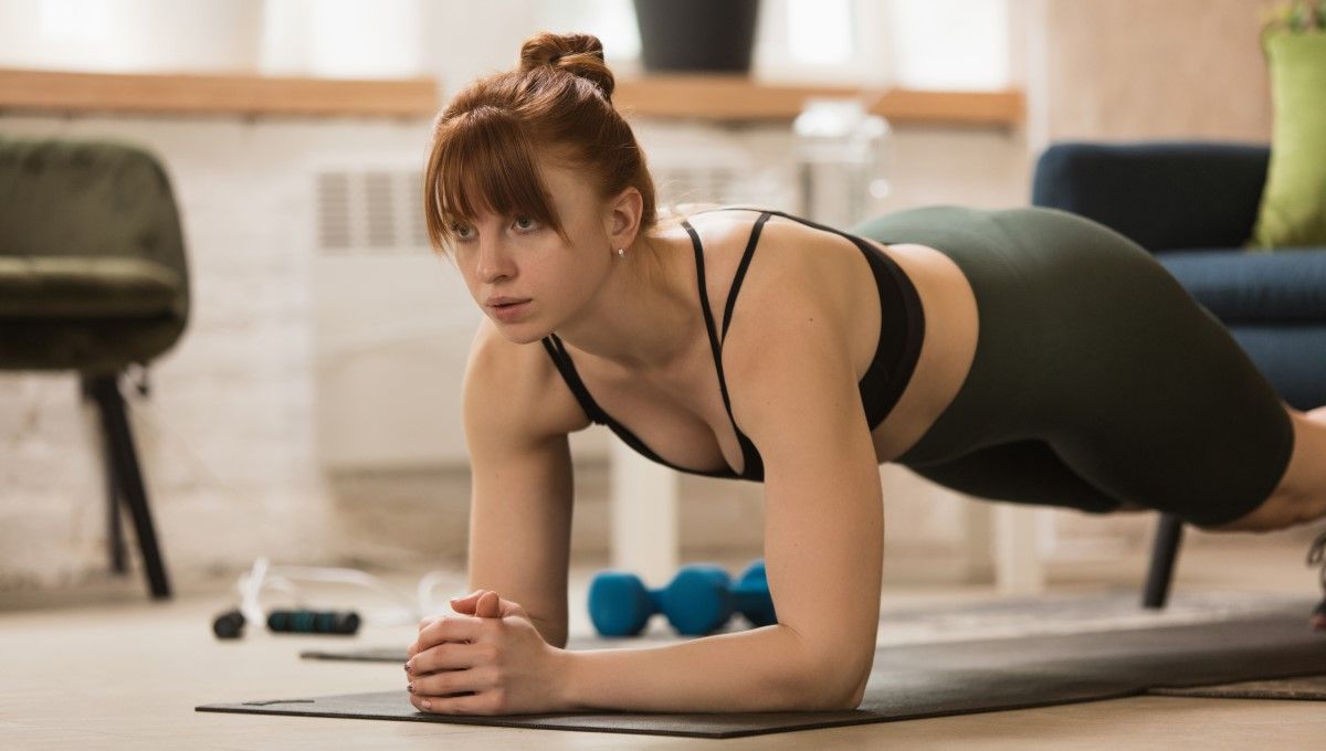 Mujer haciendo un ejercicio de plancha en el gimnasio (Foto. Freepik)