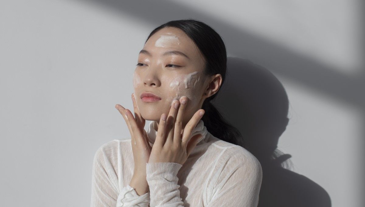 Mujer aplicando cosméticos en su rostro (Foto. Freepik)