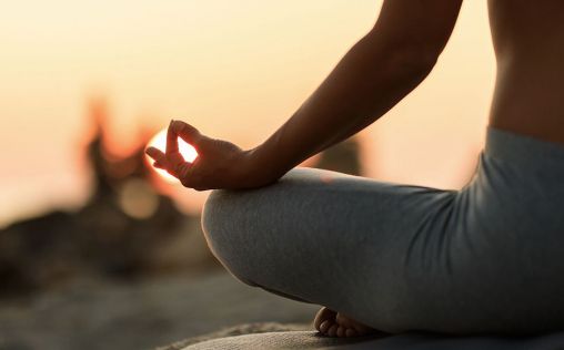 ¿Qué es el Hatha yoga? Descubre sus beneficios para cuerpo y mente y las posturas clave