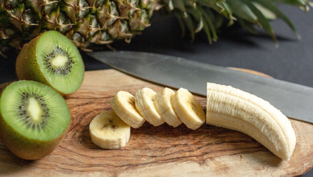 Plátano y kiwi, dos alimentos ricos en potasio (Foto. Freepik)
