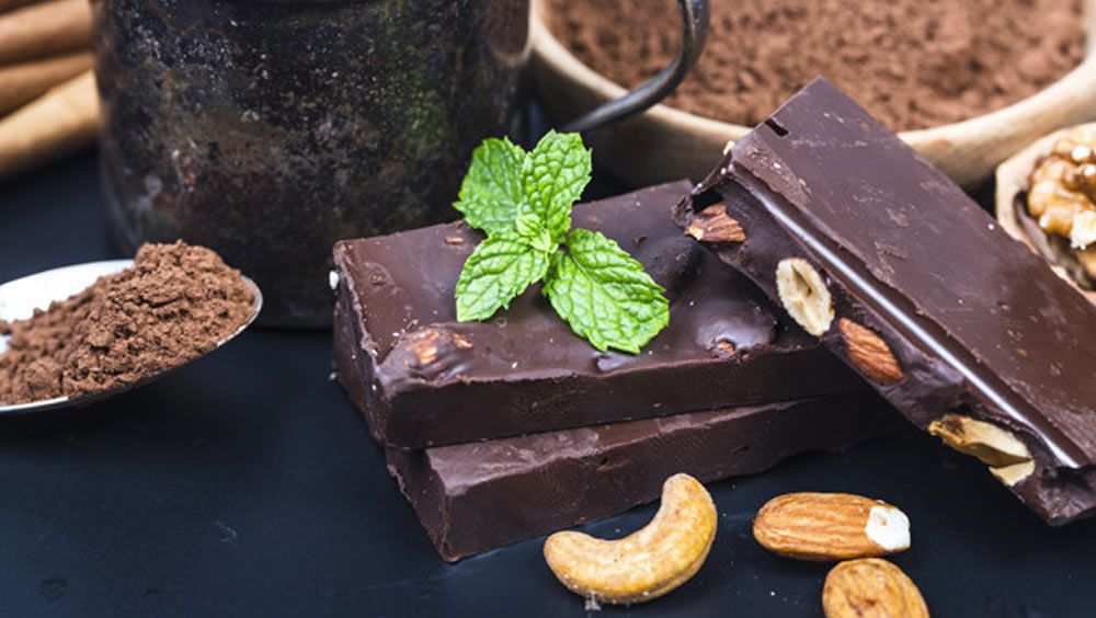 Comer chocolate negro y almendras puede reducir el colesterol malo.