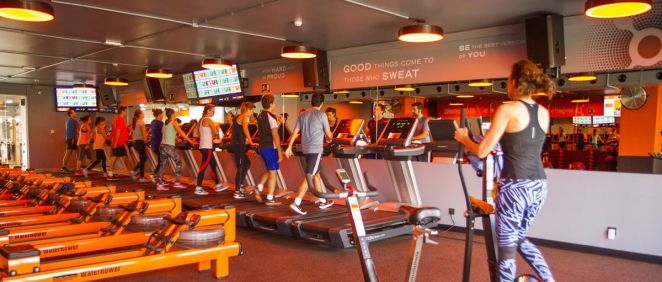 El entrenamiento Orangetheory Fitness se basa en un sistema de entrenamiento por intervalos, en el que se somete al cuerpo a continuos retos en cuanto a de cardio, fuerza y potencia