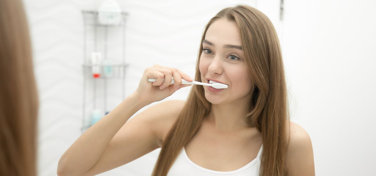 Al menos debes cepillarte los dientes por la mañana y antes de irte a dormir para tener una salud bucodental perfecta
