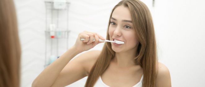 Al menos debes cepillarte los dientes por la mañana y antes de irte a dormir para tener una salud bucodental perfecta