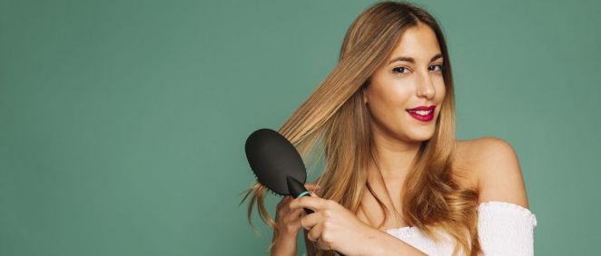 Hay muchas mujeres que tienen pánico a la hora de cepillarse el cabello porque piensan que eso hará que se acelere la pérdida de pelos