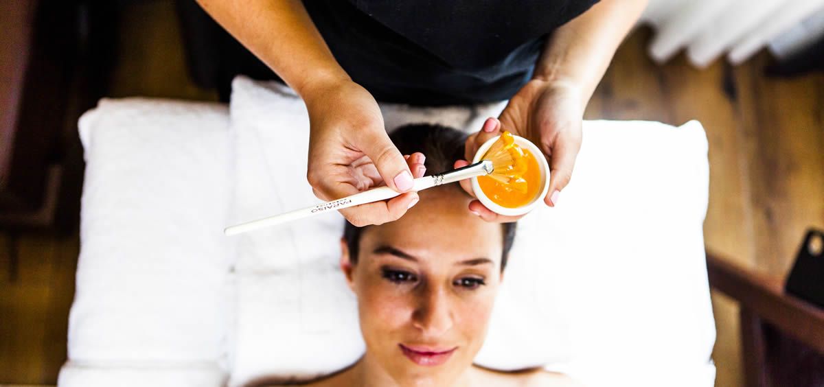 Entra de lleno en la primavera de la mano de un peeling corporal a base naranja, seguido de un relajante masaje con aceite de almendra y esencia de naranja que otorgarán a tu piel la sensación de limpieza