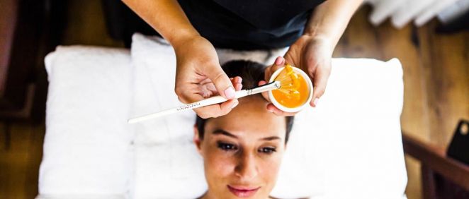 Entra de lleno en la primavera de la mano de un peeling corporal a base naranja, seguido de un relajante masaje con aceite de almendra y esencia de naranja que otorgarán a tu piel la sensación de limpieza