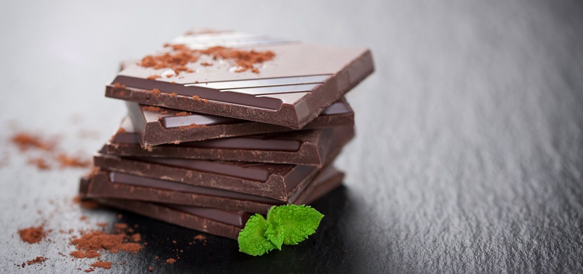 El chocolate negro es un alimento que proporciona suavidad e hidratación a la piel