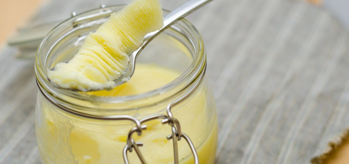El ghee es un tipo de mantequilla clarificada que contiene menos proteínas lácteas que la mantequilla tradicional