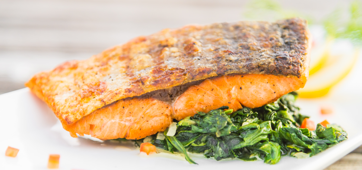 El salmón es uno de los alimentos que contienen vitamina D