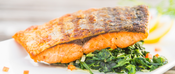 El salmón es uno de los alimentos que contienen vitamina D