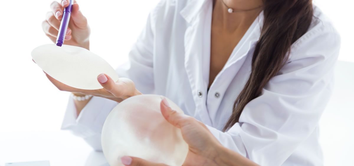 La Sociedad Americana de Cirujanos Plásticos propone dos tipos de implantes, los salinos y los de silicona