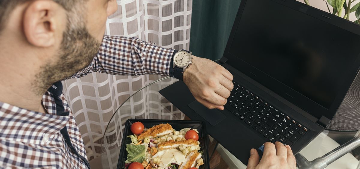 Para comer sano en la oficina hay que elegir un menú que sea variado y equilibrado