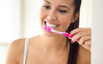Descubre los secretos para mantener los dientes sanos en verano