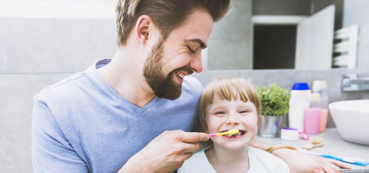 Los padres son los referentes de sus hijos, por lo que es importante enseñarles unos hábitos de higiene dental