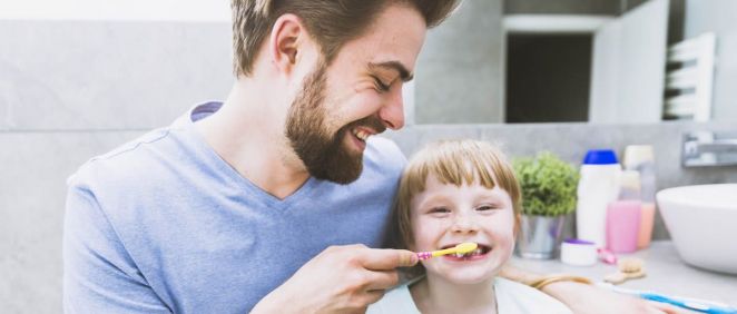 Los padres son los referentes de sus hijos, por lo que es importante enseñarles unos hábitos de higiene dental