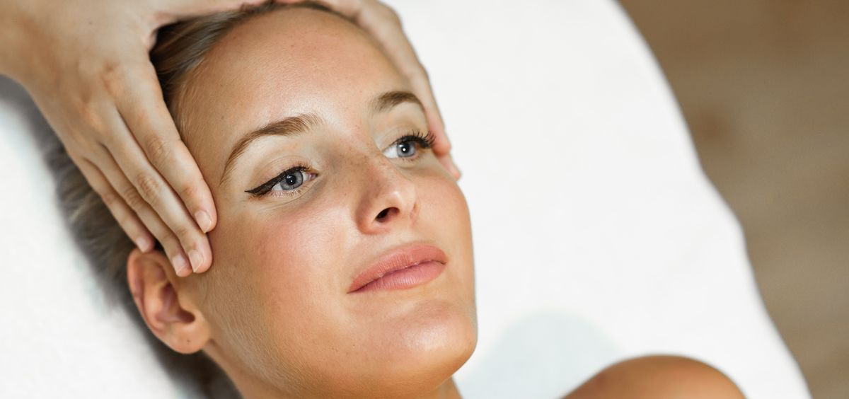 El tratamiento debe ser aplicado en diferentes puntos estratégicos del rostro, cuello y escote