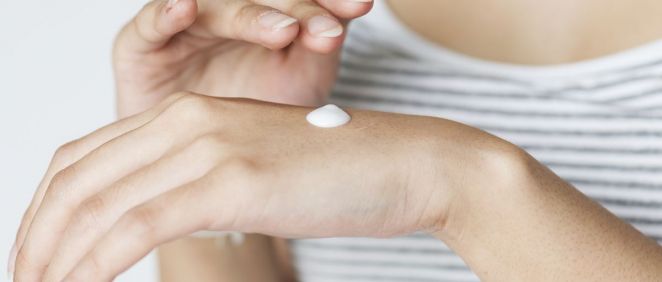 Un síntoma frecuente de la dermatitis atópica es la sequedad de la piel