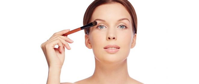 Uno de los inconvenientes a la hora de maquillar una piel grasa es que el maquillaje suele durar menos tiempo intacto