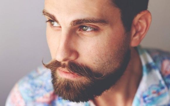 Trasplante de pelo en barba y bigote para ser un "hipster"