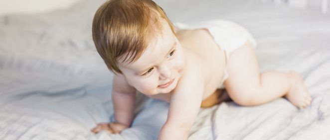 Para eviar la dermatitis hay que revisar con frecuencia el pañal del bebé
