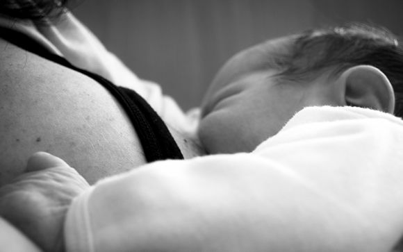 ¿Tener una prótesis mamaria afecta a la lactancia materna?
