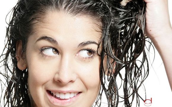 El cuero cabelludo: la humedad y los efectos de dormir con el pelo mojado