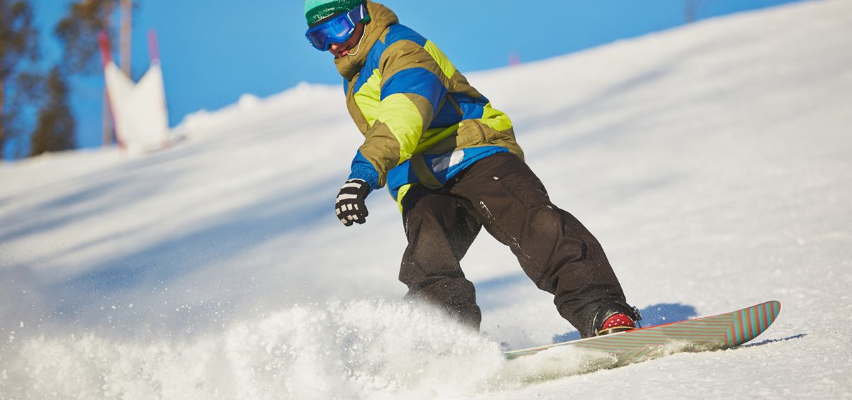 Los deportes invernales más populares son el esquí alpino y el snowboard
