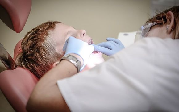 ¿Cuándo debemos acudir al dentista por primera vez?