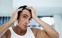La causa que produce un cuero cabelludo seco tiene que ver con la insuficiencia de aceite para que la piel se sienta lubricada. 