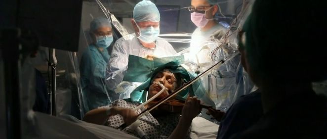Dagmar Turner, paciente operada mientras toca el violín (Foto. News)